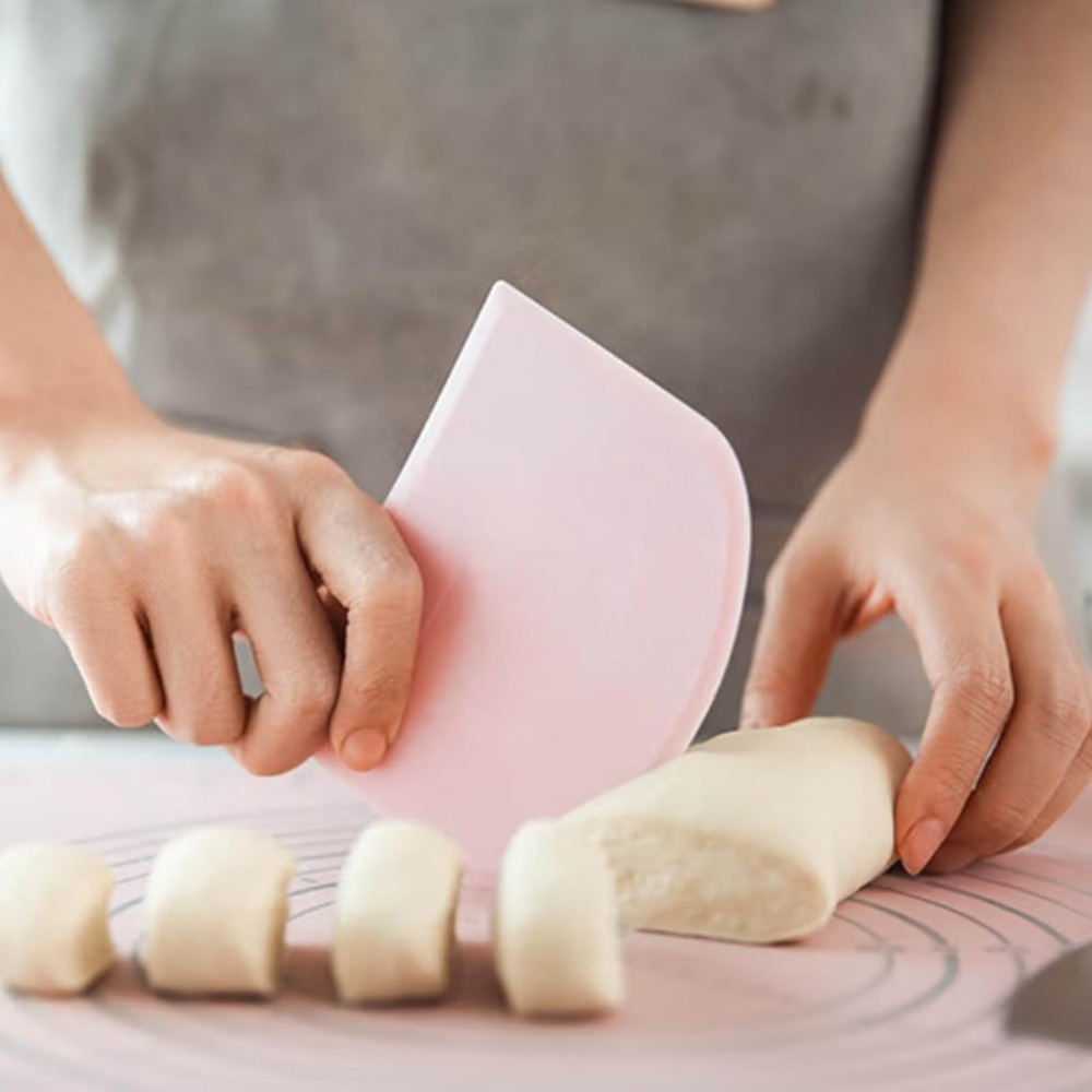 Bench Scraper Dough - ที่ขูดแป้งและที่ขูดเค้กแบบยืดหยุ่นทำจากพลาสติก ขอบคมสำหรับขูดเค้ก ไม่ลื่น อุปกรณ์ทำขนม อุปกรณ์ทำขนมปัง